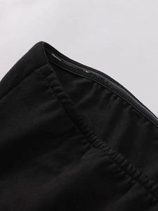 Detail of the internal anti-slip silicone strip on the black bodycon dress waist