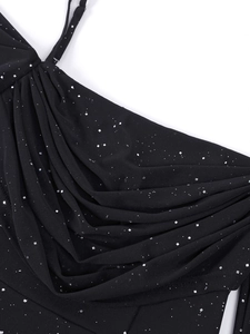 Vue détaillée du tissu en maille noire avec des paillettes argentées et un drapé élégant