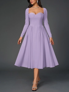 Détail de robe lavande à manches longues avec décolleté carré bustier et jupe plissée