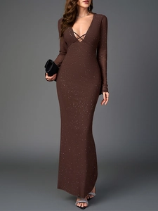 Détail d'une robe longue marron foncé à paillettes argentées et décolleté en V plongeant