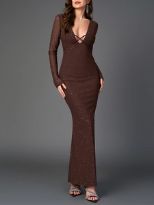 Détail de robe moulante café foncé avec mesh scintillant argenté et décolleté en V