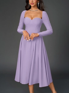 Détail d'une robe lavande à manches longues avec décolleté en cœur et corsage structuré