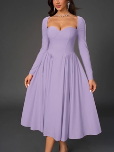 Détail d'une robe midi lavande avec décolleté en cœur façon bustier et manches longues