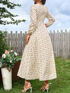Détail de l'imprimé floral et du tissu fluide sur cette robe longue à manches longues