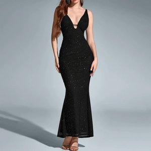 Robe de soirée sirène noire élégante avec décolleté en V profond et sequins fins