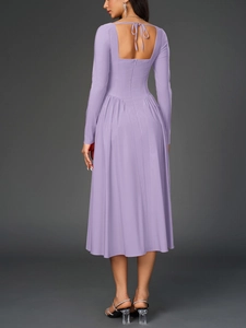 Détail du dos d'une robe lilas avec design dos nu à nouer et taille plissée élégante
