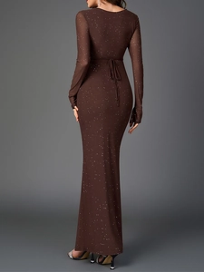 Détail d'une robe marron pailletée avec un élégant laçage dans le dos nu raffiné