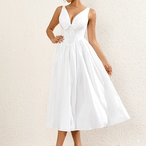 Robe midi blanche sans manches à col en V avec nœud papillon et taille plissée