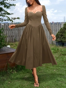 Détails de la robe marron à manches longues avec décolleté en cœur et dos nu à nouer
