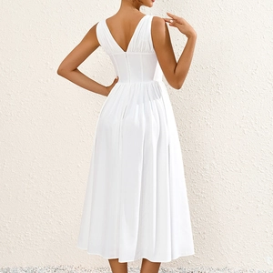 Robe longue blanche dos nu élégante avec col en V et coupe évasée pour l'été