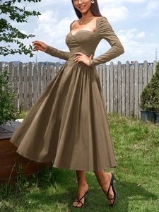 Détail d'une robe midi marron avec col carré et bustier plissé structuré élégant
