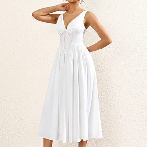 Robe longue blanche élégante avec col en V, dos nu et détail de nœud papillon