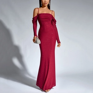 Robe de soirée longue bordeaux scintillante avec épaules dénudées et détails de paillettes