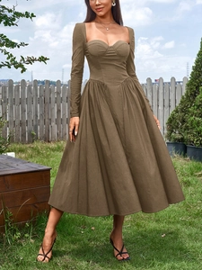 Détail de l'encolure en cœur et du bustier corset sur cette robe marron à manches longues