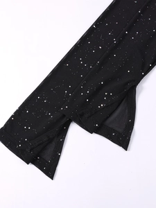 Détail de la manche en résille noire avec paillettes brillantes et fente latérale