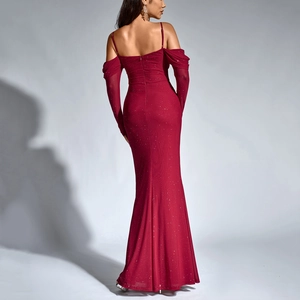 Robe longue moulante bordeaux scintillante avec dos nu et ourlet élégant en queue de sirène