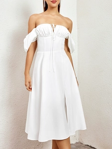 Détail d'une robe blanche à épaules dénudées avec laçage frontal et manches bouffantes chic