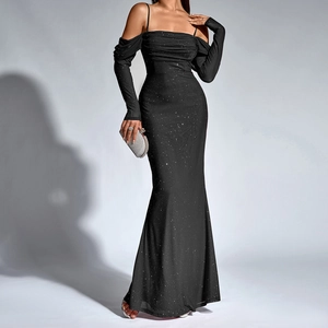 Robe de soirée sirène à paillettes noires avec manches longues et épaules dénudées élégantes