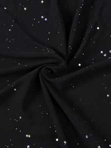 Détail du tissu en résille noire avec paillettes argentées pour robe de soirée