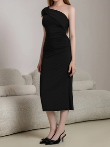 Détail d'une robe noire à une épaule avec fronces latérales et coupe moulante élégante