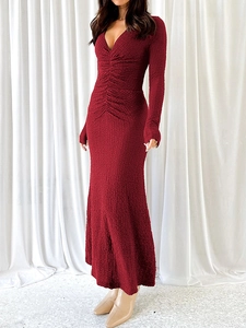 Détail de la robe longue rouge foncé à col en V avec tissu texturé froncé et manches longues