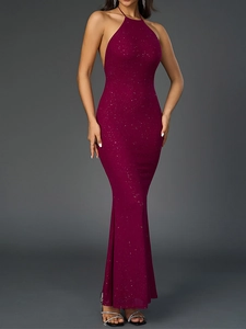 Détail de la robe sirène bordeaux dos nu avec des paillettes argentées scintillantes