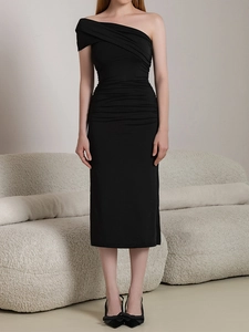 Détail de la robe midi noire à une épaule avec un design élégant de fronces à la taille