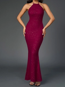 Vue de face de la robe de soirée dos nu bordeaux avec paillettes argentées et coupe sirène