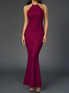 Détail du col licou et des paillettes scintillantes sur cette robe sirène bordeaux élégante