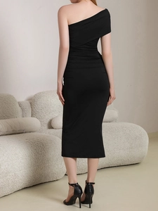 Détail de l'élégante robe midi noire à une épaule, coupe ajustée avec détails de fronces