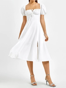 Détails d'une robe blanche avec cordon de serrage frontal et corsage à volants chic
