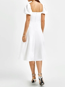 Vue arrière d'une robe blanche avec encolure carrée et fermeture éclair invisible au dos