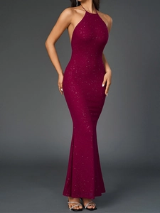 Détail d'une robe de soirée bordeaux à paillettes avec dos nu et coupe sirène élégante