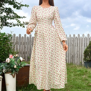 Robe longue trapèze à manches lanternes et imprimé floral rouge sur fond blanc pur