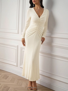 Détail de la robe longue en maille à col en V avec fronces et tissu texturé élégant