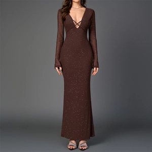 Robe longue moulante marron foncé à paillettes, décolleté en V et manches longues