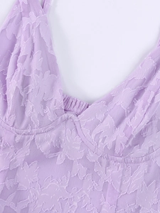Détail de la robe jacquard lavande avec col en V, coutures bustier et fines bretelles