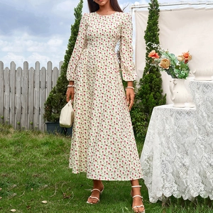 Longue robe élégante à imprimé fleuri et manches longues, coloris blanc cassé