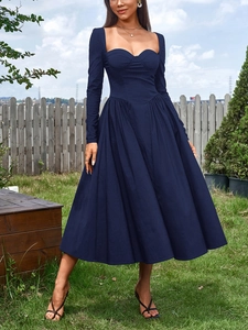 Détail de robe élégante bleu foncé à manches longues avec décolleté en cœur et bustier