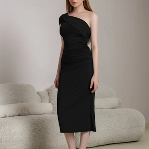 Robe midi noire élégante à une épaule avec détails froncés et coupe ajustée pour femme