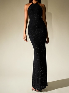 Détail de la robe licou noire avec paillettes argentées et coupe sirène élégante