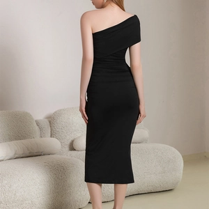Robe midi noire élégante à une épaule avec design dos nu et silhouette ajustée