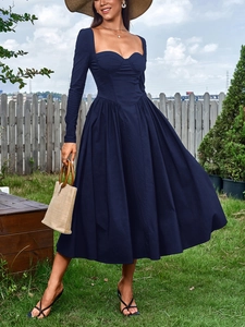 Détail d'une robe trapèze plissée bleu marine avec encolure élégante en forme de cœur