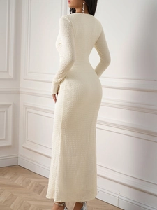 Détail d'une robe longue en maille texturée crème avec coupe ajustée et ourlet de sirène