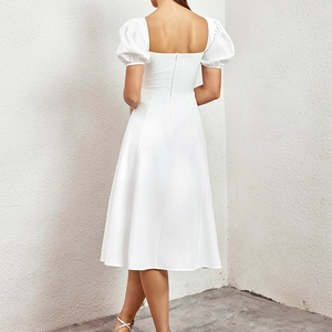 Robe mi-longue blanche dos nu élégante avec manches bouffantes et décolleté carré