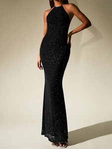Détail d'une robe de soirée sirène noire à licou avec des paillettes scintillantes