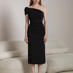 Élégante robe mi-longue noire à une épaule avec design plissé pour soirées habillées