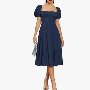 Robe élégante bleu foncé à manches bouffantes, col carré et détail de laçage