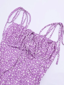 Détail de la robe fleurie lilas montrant le buste froncé et les fines bretelles