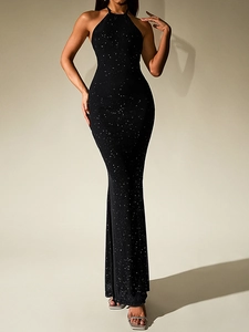 Détail de la robe sirène dos nu noire élégante avec des paillettes argentées scintillantes